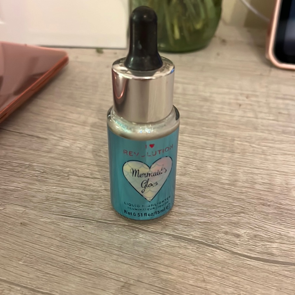 Makeup Revolution liquid highlighter